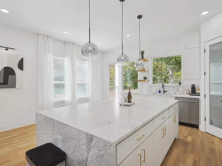 2347 Kings Rd — Photo 9