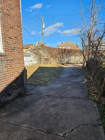 4196 Buckingham Ave — Photo 3
