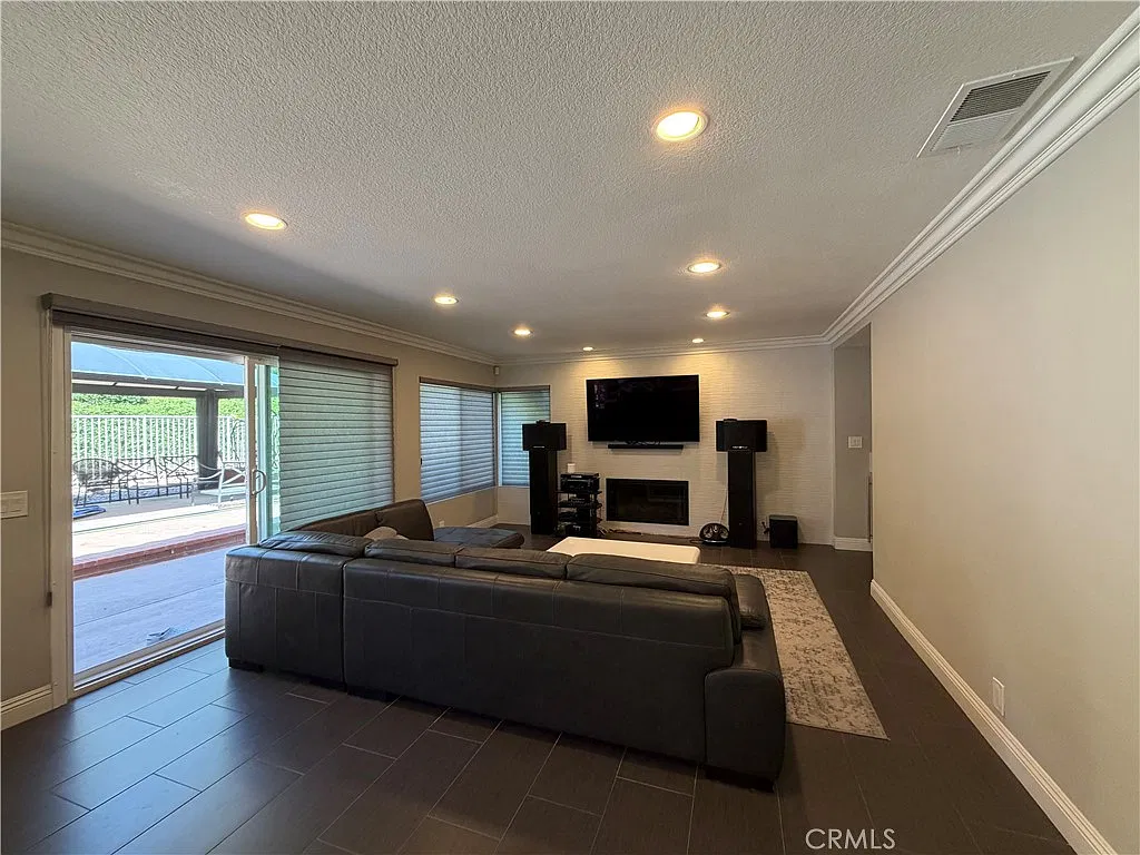 5 bed, 3111 sqft, $5,800 — Photo 4