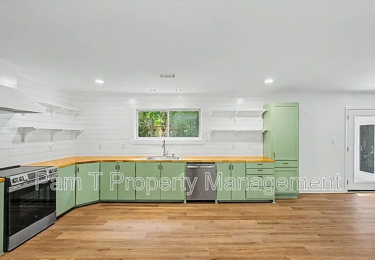 106 Holcomb St — Photo 10