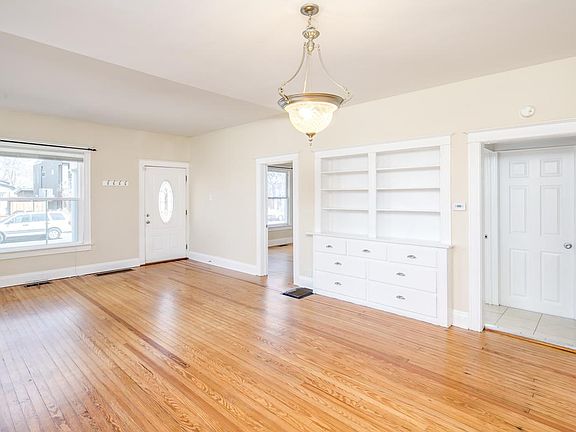 Living Dining area - Great Hutch!