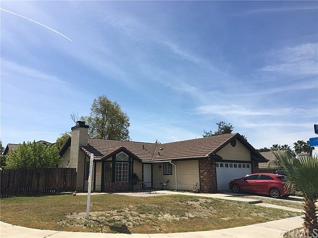 Front of the home with a large yard!