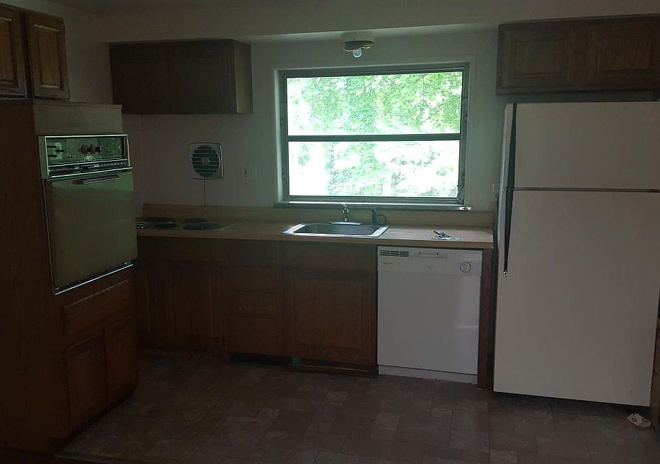 kitchen w/ dishwasher