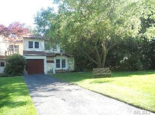 10 Potomac Ct, Coram, NY 11727