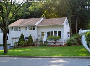 6 Devine Dr, Mahwah, NJ 07430