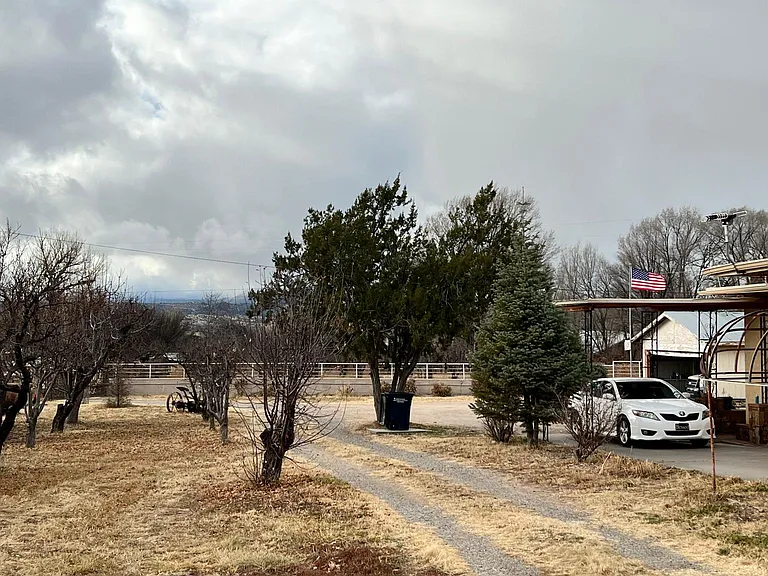 1323 Simmons Ln — Photo 3