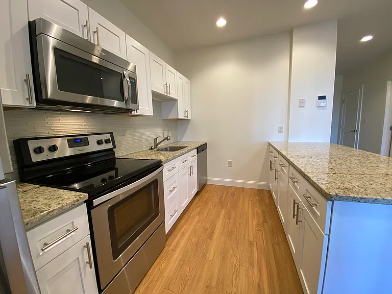 Red Oak at 875 Elm Street — Photo 27