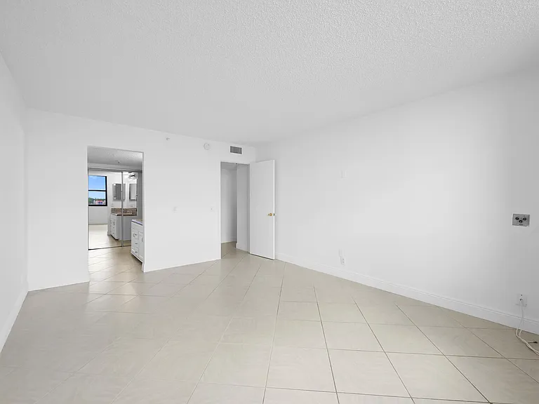 105 Lake Emerald Dr #706 — Photo 16