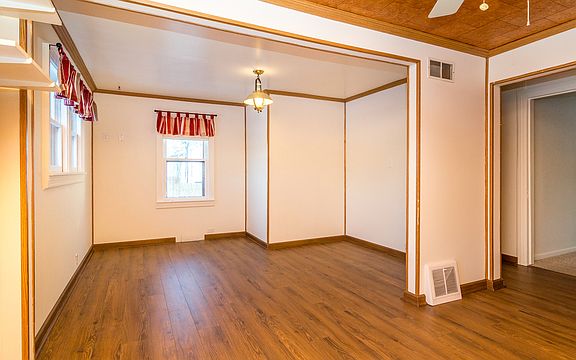 5th image of 223 E Pine Ave
