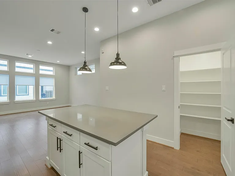 760 W Donovan St — Photo 13