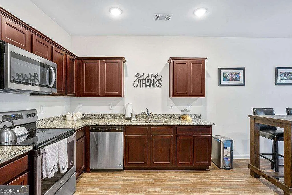 3 bed, 2.5 bath, 1572 sqft, $2,200 — Photo 2