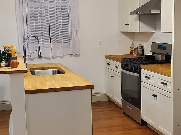 945 York St — Photo 5