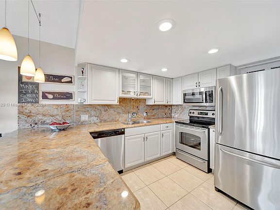 5th image of 20500 W Country Club Dr APT 817