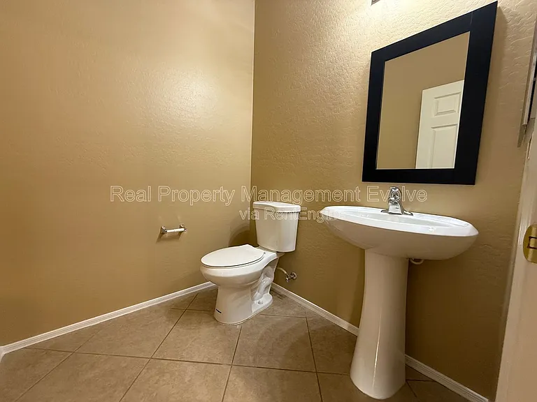914 E Christine Pl — Photo 8