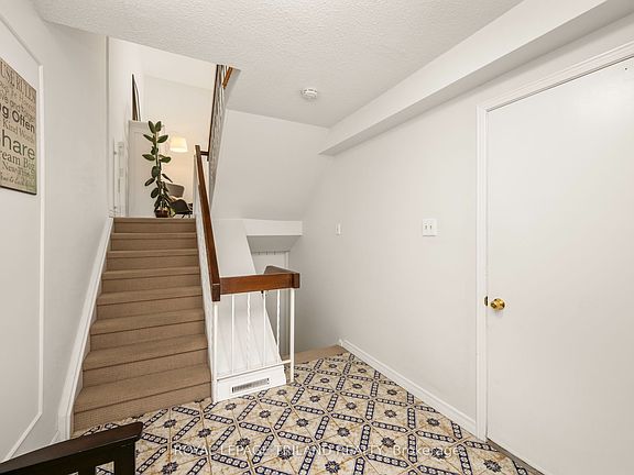 4th image of 300 Sandringham Cres #14