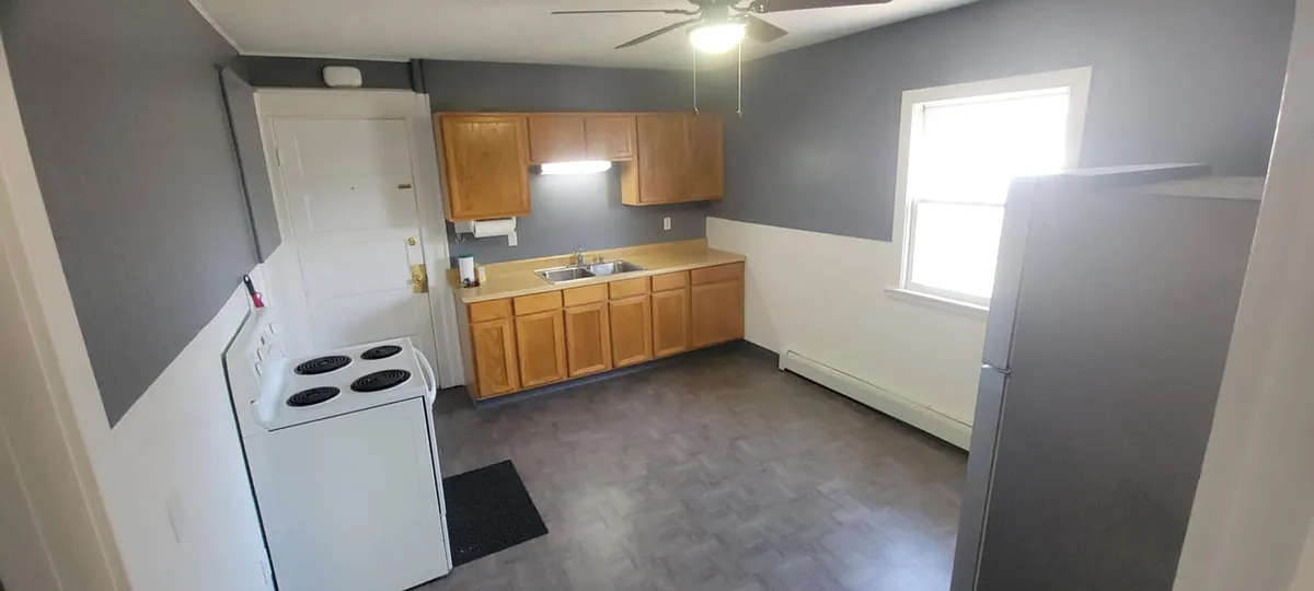 kitchen view facing entrance, from hallway - 2216 Niagara St #2