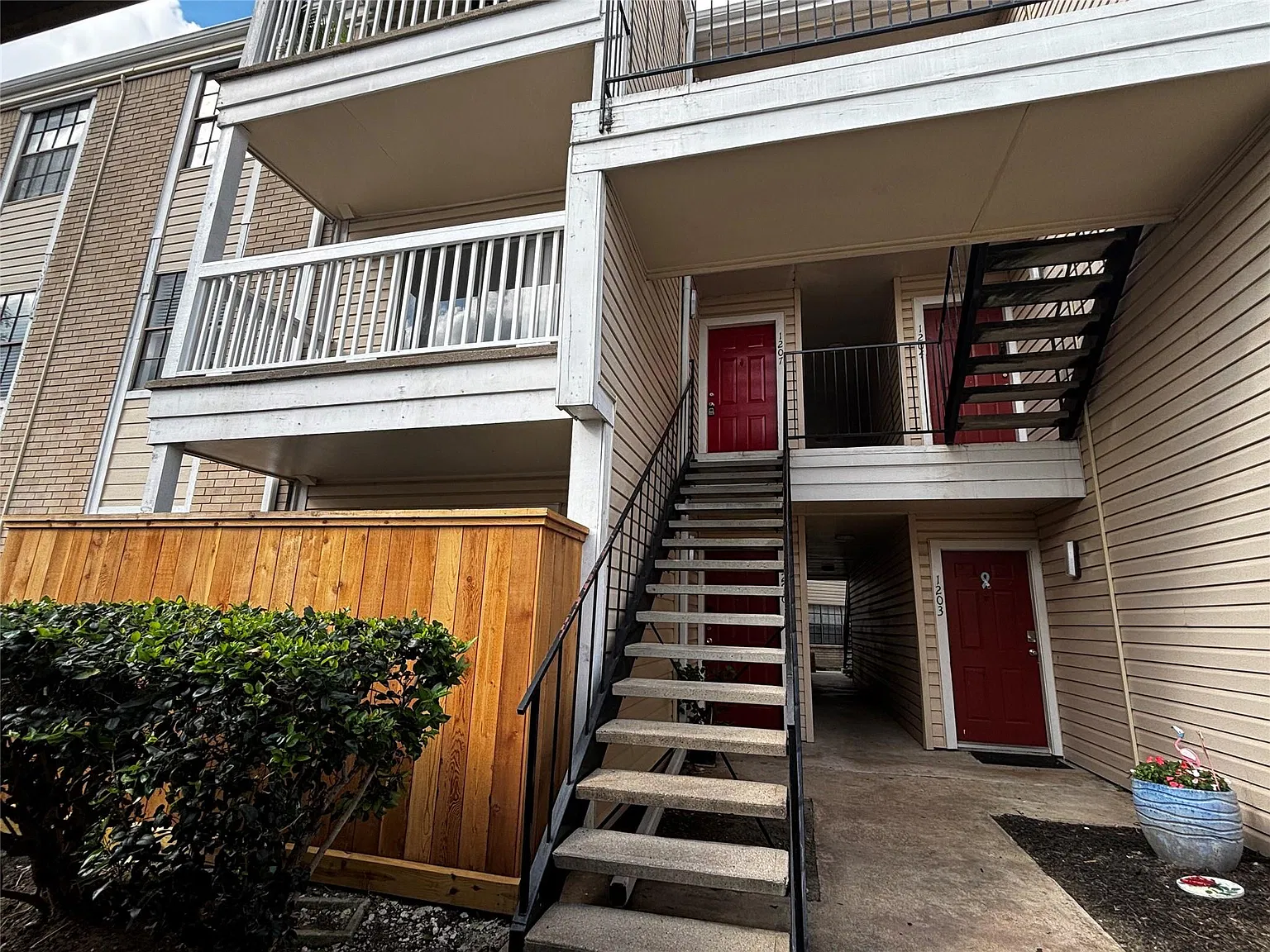 2 bed, 2.5 bath, 796 sqft, $1,099 — Photo 2