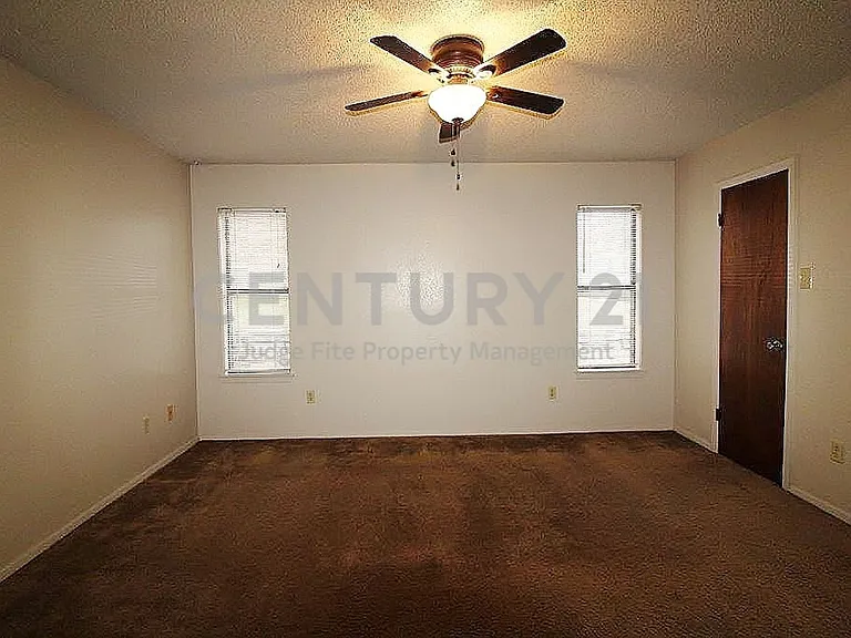 1110 Curtis Dr — Photo 6