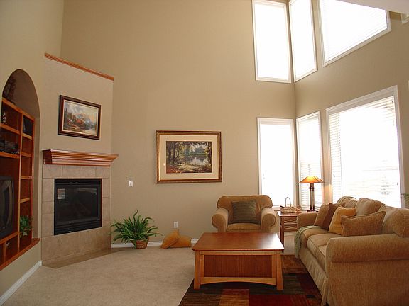 Family room w/fireplace
