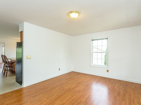5th image of 385 Diana Ct