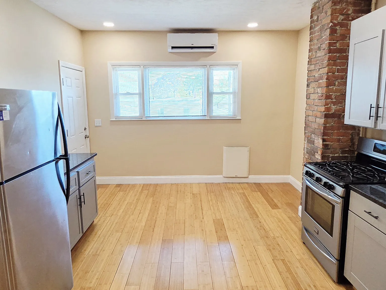 2 bed, 971 sqft, $2,700 — Photo 4