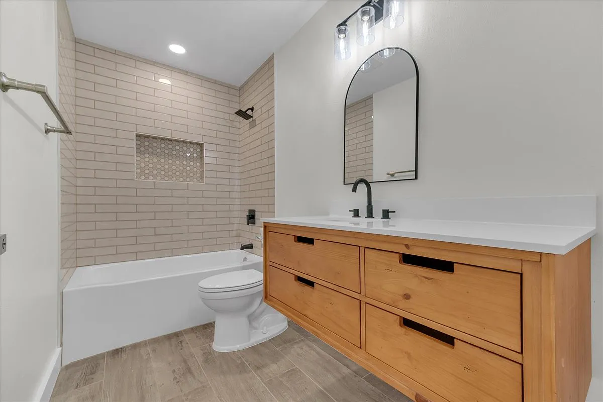 3 bed, 1449 sqft, $2,400 — Photo 2