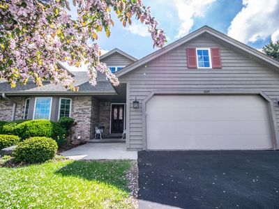 207 Deer Ridge DRIVE, West Bend, WI, 53095