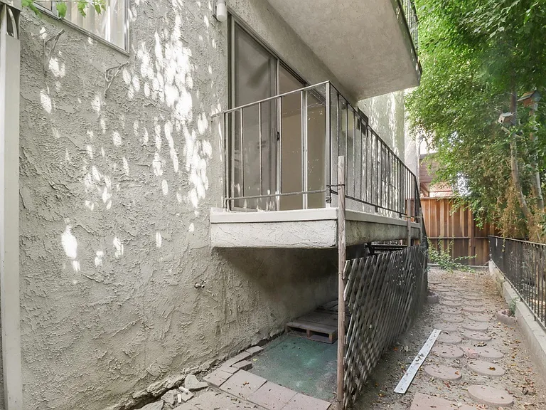 1419 S Bentley Ave #105 — Photo 11