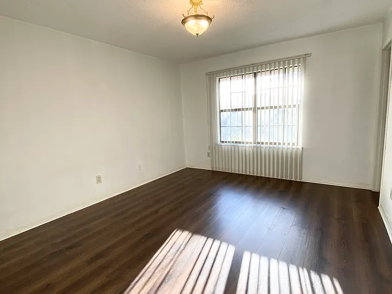 401 Strasbourg Dr — Photo 8