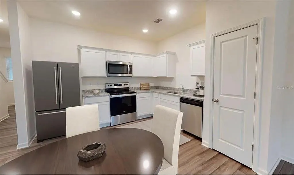 3 bed, 2.5 bath, 1386 sqft, $2,000 — Photo 4