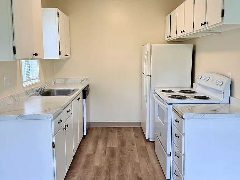 Sunnyside Village Apartments — Photo 7