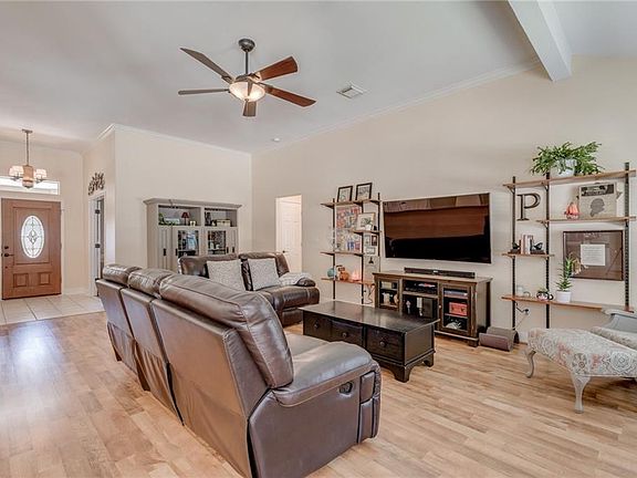 4th image of 222 N Showhorse Dr
