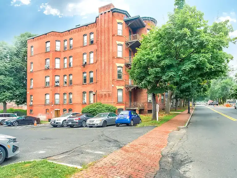135 Belmont Apartments — Photo 6