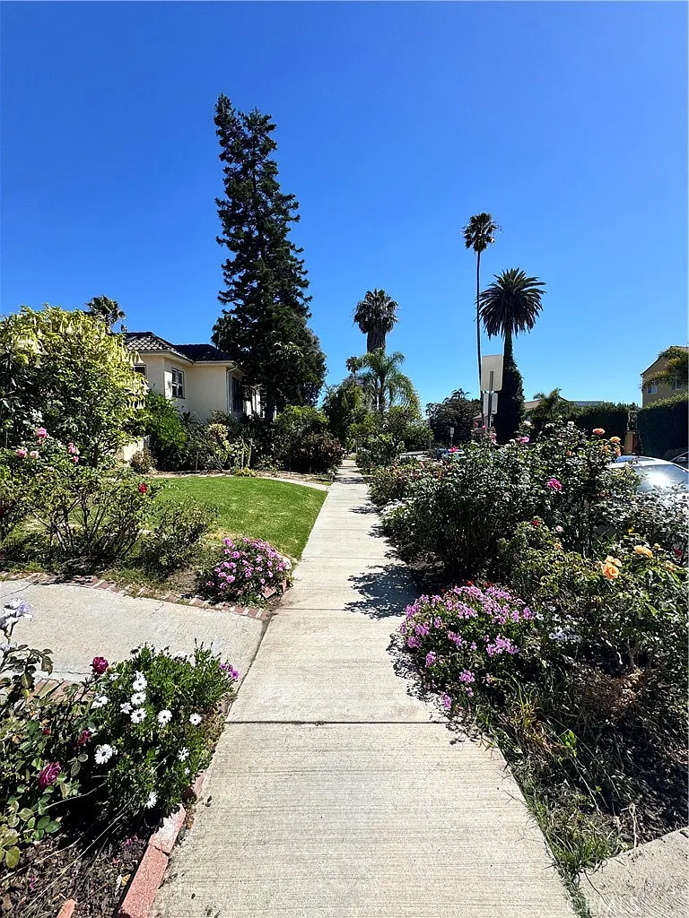 1046 S Citrus Ave — Photo 3