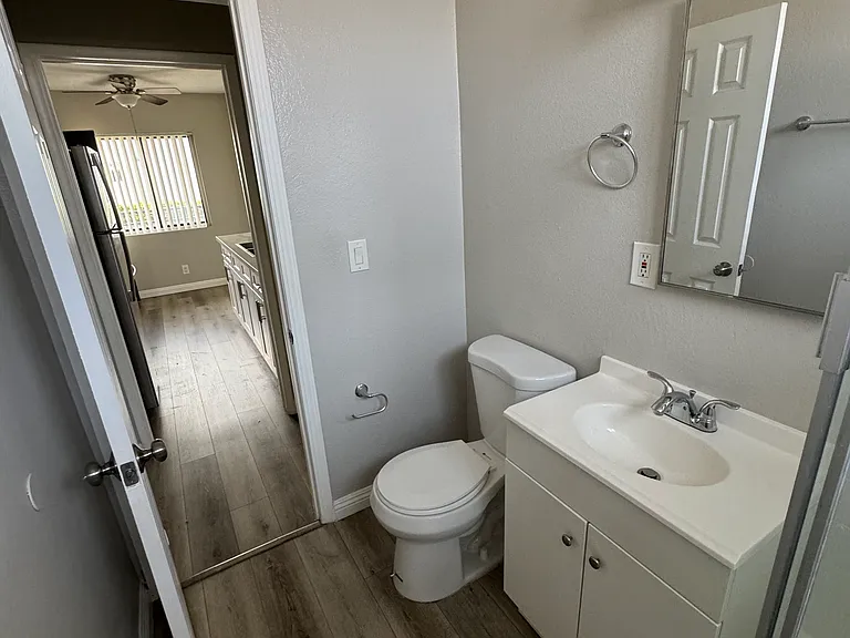 428 W 7th St #5 — Photo 3