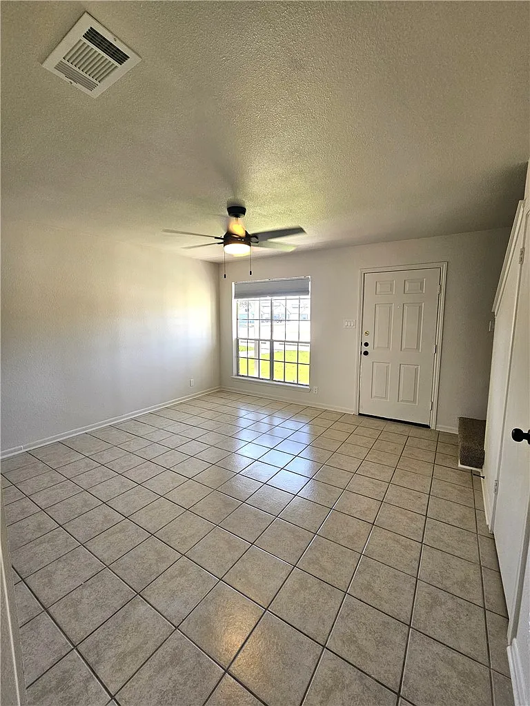 Building Photo - 4802 Delwood St #3