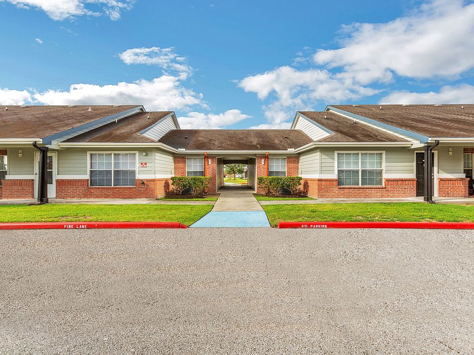 Beautiful Apartment Exteriors at Humble Memorial Gardens in Humble, TX