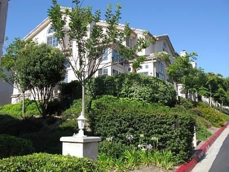 Beautifully landscaped complex!