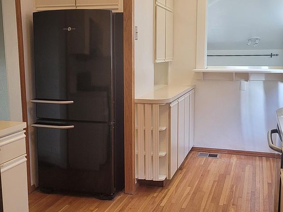 5th image of 624 S Vine St