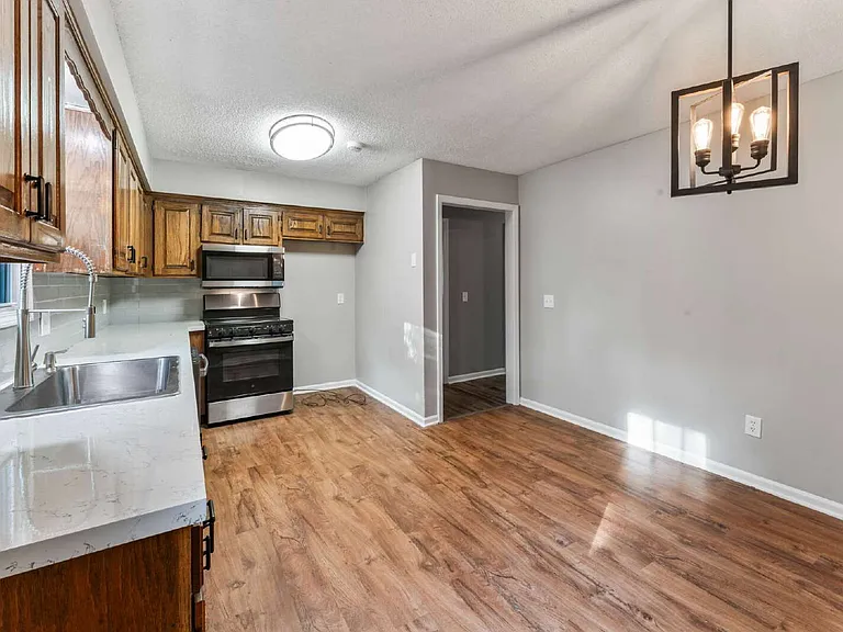 1322 N Harvey Dr — Photo 8