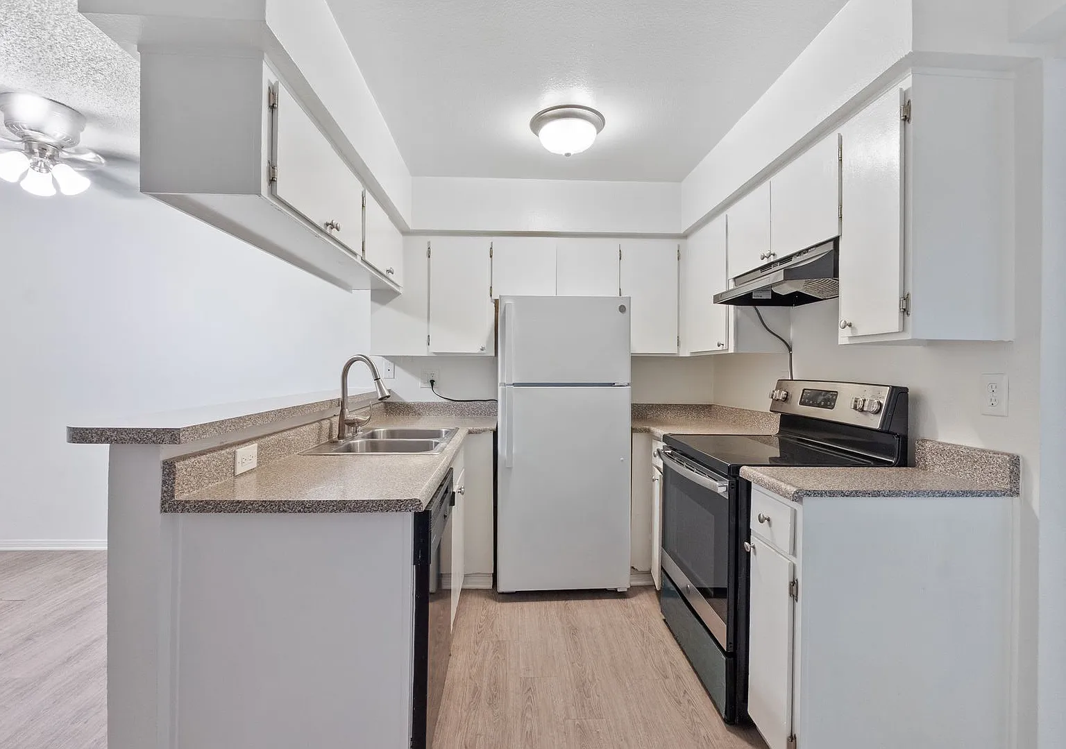 Updated 1BD/1BA Apartment in Well Maintained Complex in Sylmar. — Photo 1