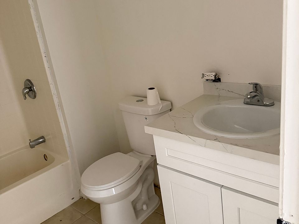 2nd image of 1628 Lincoln St APT C