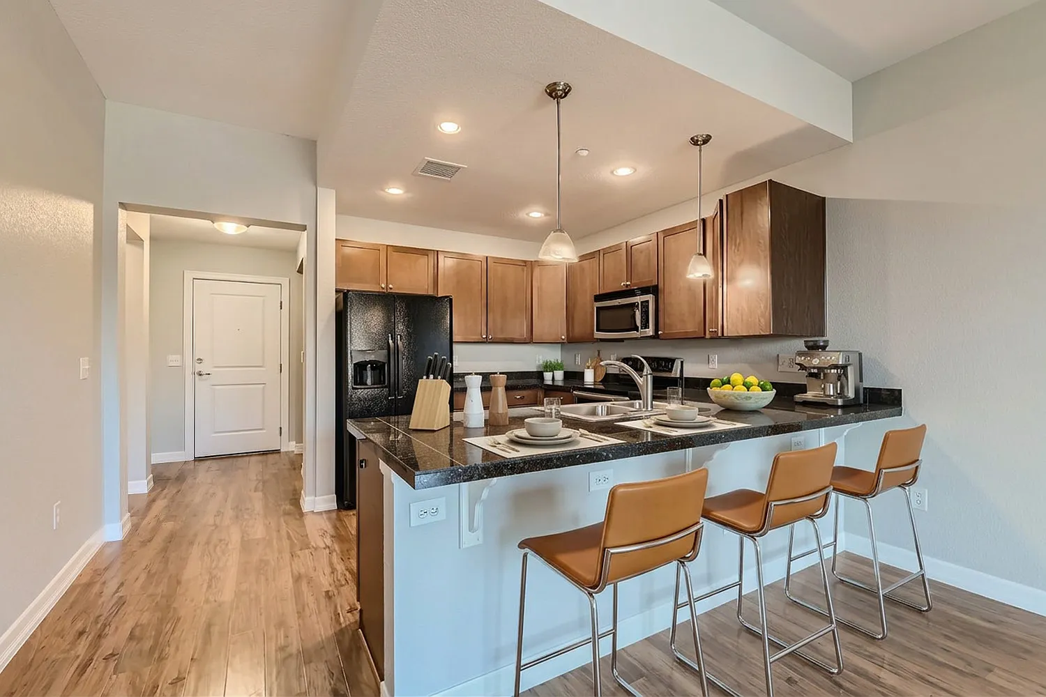 1 bed, 932 sqft, $2,200 — Photo 3