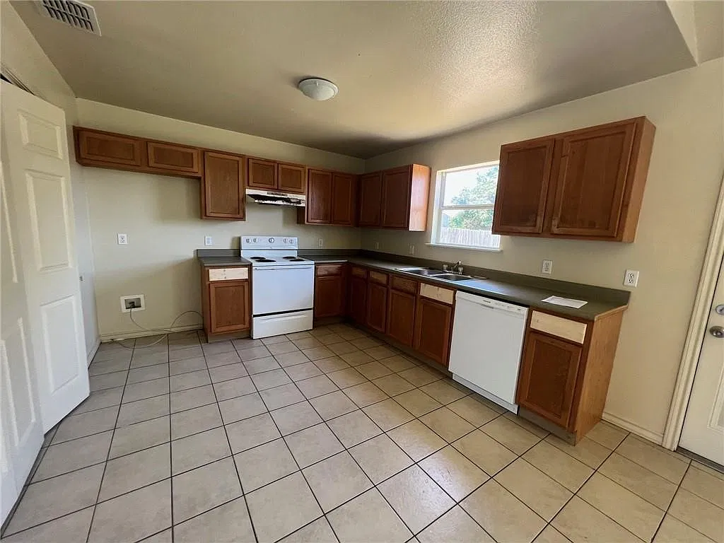 3 bed, 2.0 bath, 1168 sqft, $1,495 — Photo 3