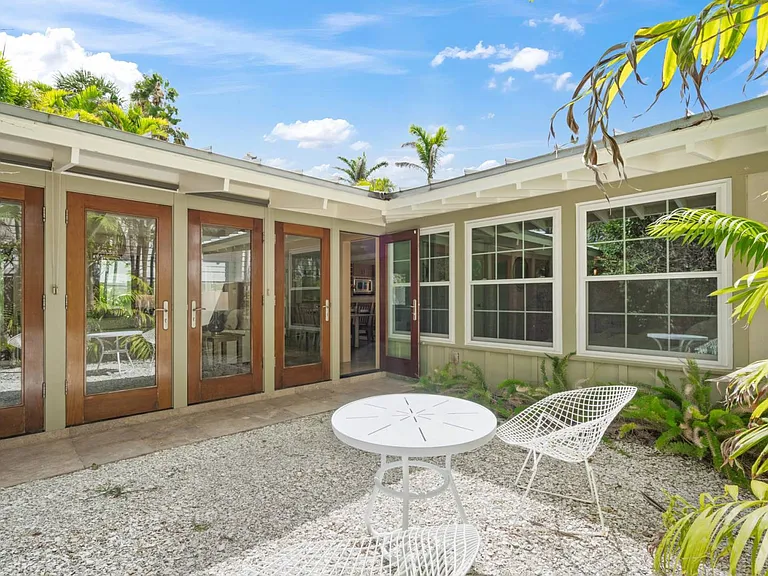 344 Monroe Dr — Photo 3