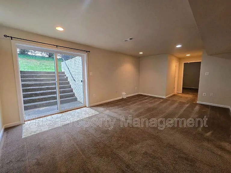 832 Fox Den Rd — Photo 38