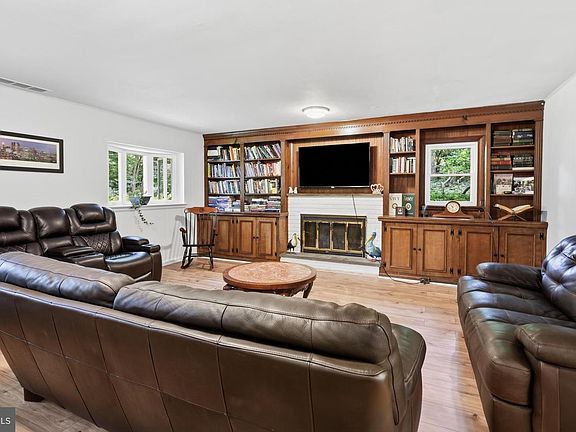4th image of 1132 Lindsay Ln
