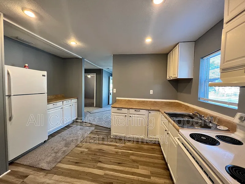 2 bed, 1.0 bath, 918 sqft, $1,095 — Photo 3