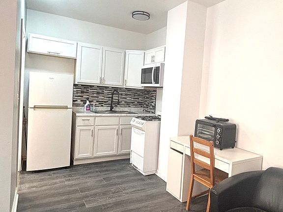 2nd image of 5135 S Kenwood Ave APT 404