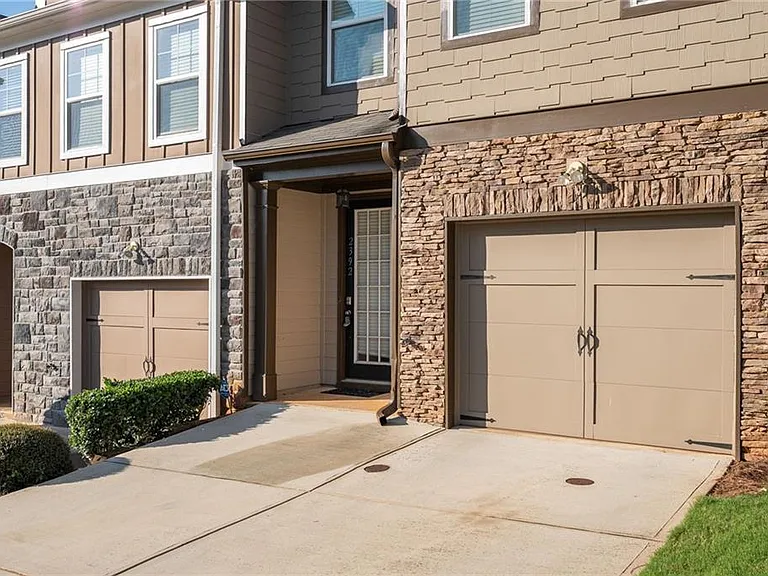 2392 Belmont Pl — Photo 4